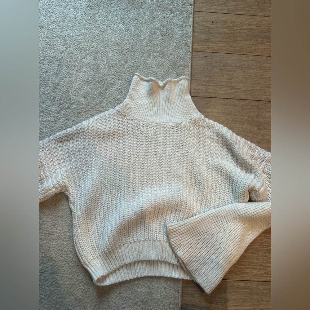 White/Cream Cropped Knit Sweater